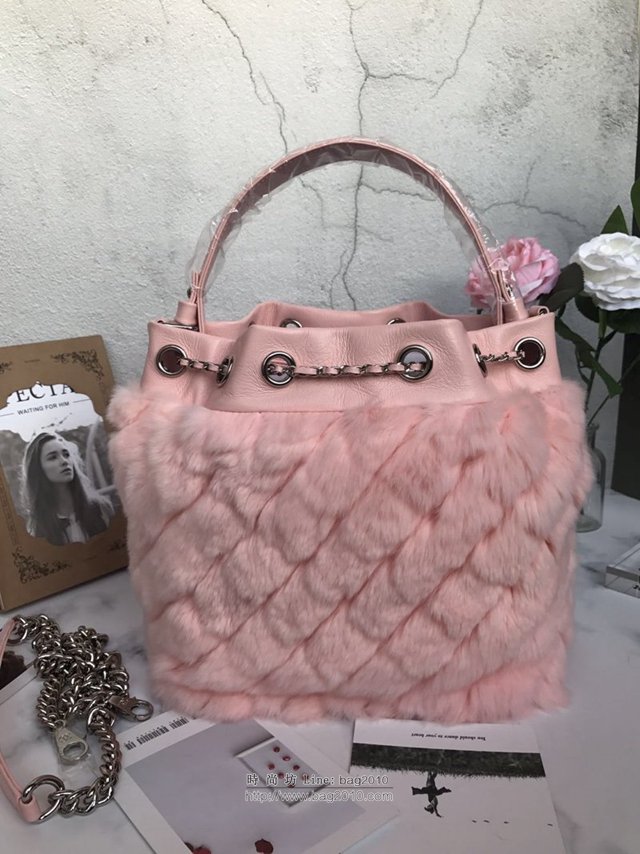 Chanel女包 A69900 香奈兒水桶包 粉色卡兔毛 Chanel時尚女包 Chanel新款肩背包  djc3543